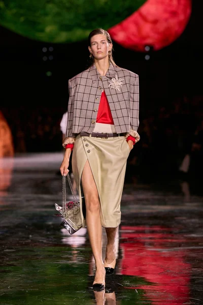 Look 11